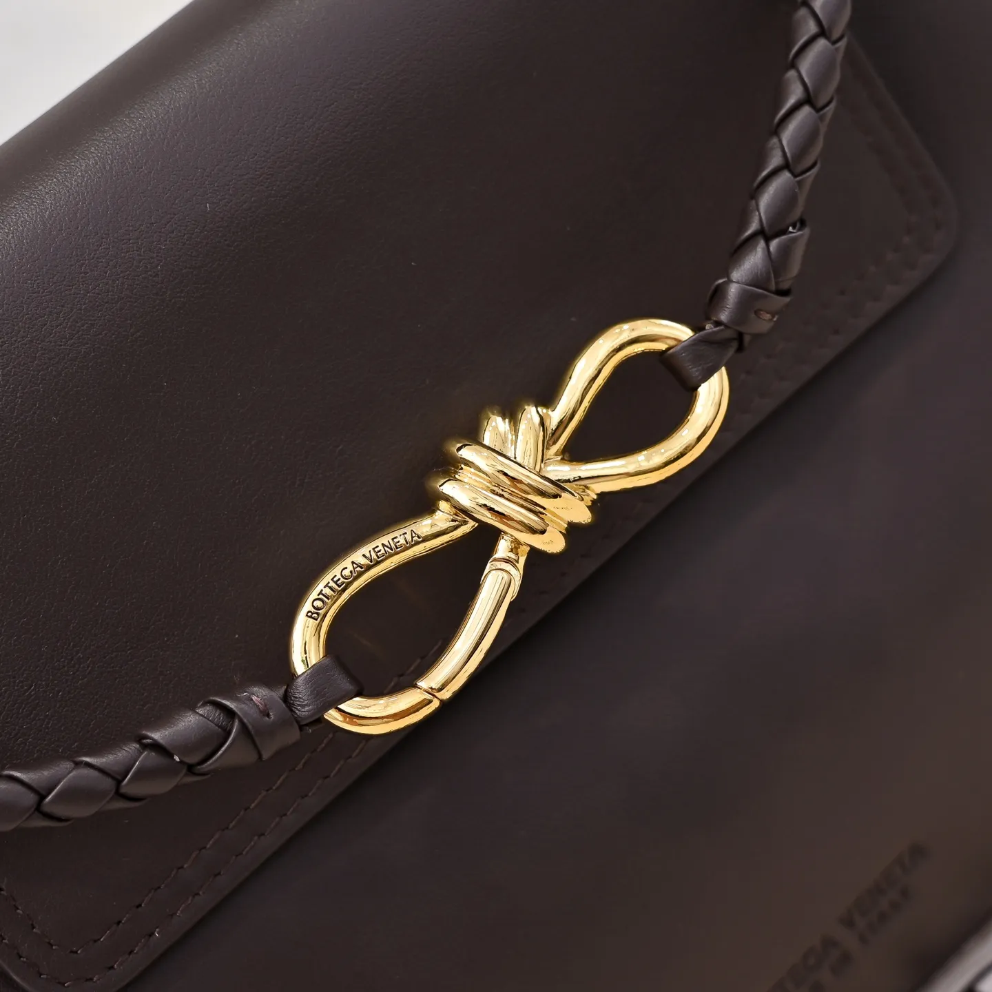 Batch 2060 #Bv New Small Ciao Ciao Handbag Who carried the cute little Ciao Ciao out on the street❣️Made of Dutch Silky Calf calfskin ~ silky to the touch. The leather is thick, and the suede lining is soft and comfortable. The relaxed feeling of stacked smooth leather, the representative woven element shoulder strap, and the perfect embellishment of golden buckles💥The unique bag shape is casual and exquisite, and super practical☄️Carry Ciao Ciao to accompany you in various occasions, and be the most stylish you🎀 Size: 26x19x10.5 Style No. 5835#